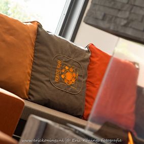 Oranje kussens kantine camping